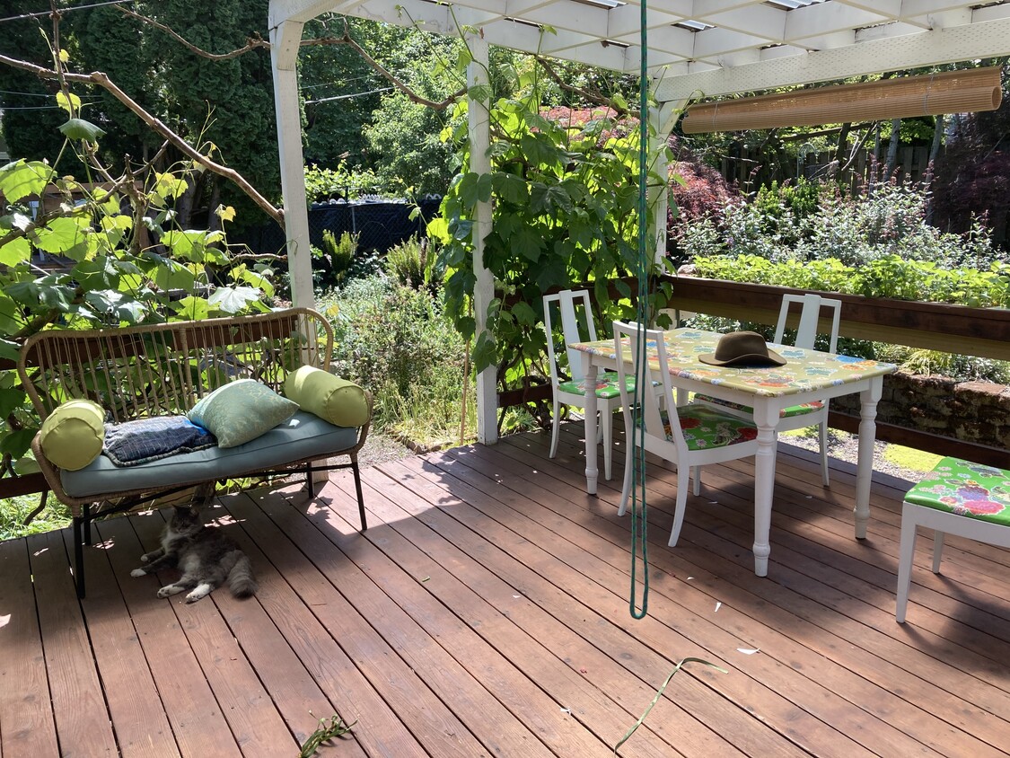 Huge covered deck - 5055 NE 87th Ave