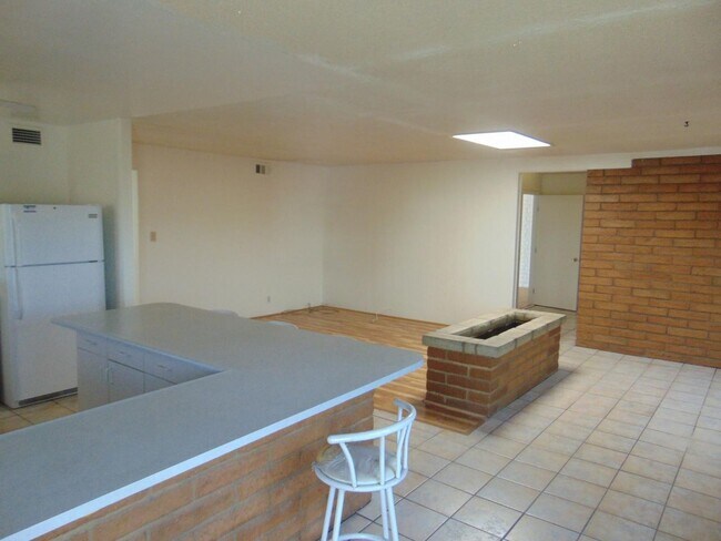 Building Photo - CORNER HOME HUGE LOT!!!