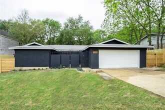 Building Photo - 2406 Glen Springs Way