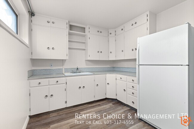 Photo du bâtiment - Pet Friendly Suite with Fenced Yard + Driveway Parking