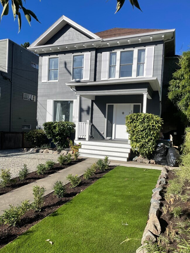 Building Photo - 821 16th Ave