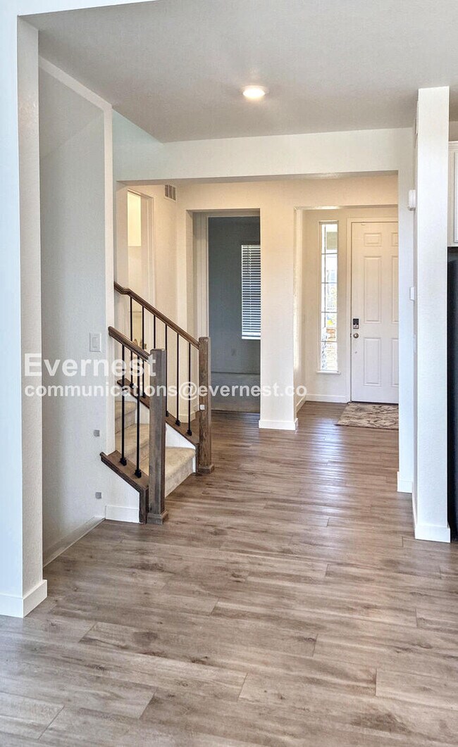 Foto del edificio - Spacious Home with Stainless Steel Appliances and Fenced Yard