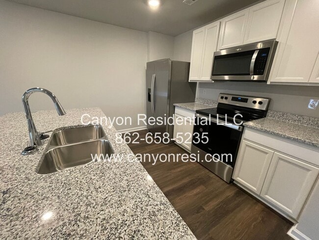 Building Photo - Great Location near everything, beautirul 4 Br 2 Bath