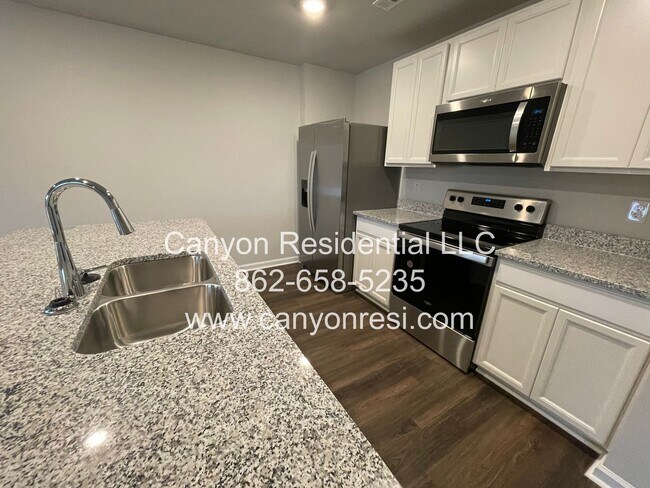 Foto del edificio - Great Location near everything, beautirul 4 Br 2 Bath