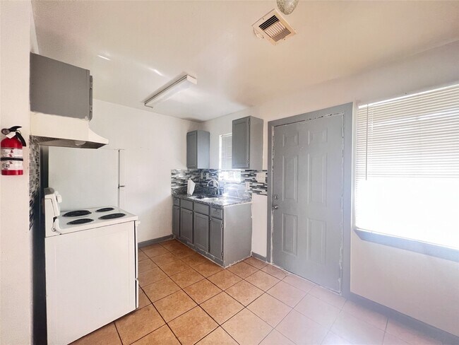 Foto del edificio - 5602 Hirsch Rd