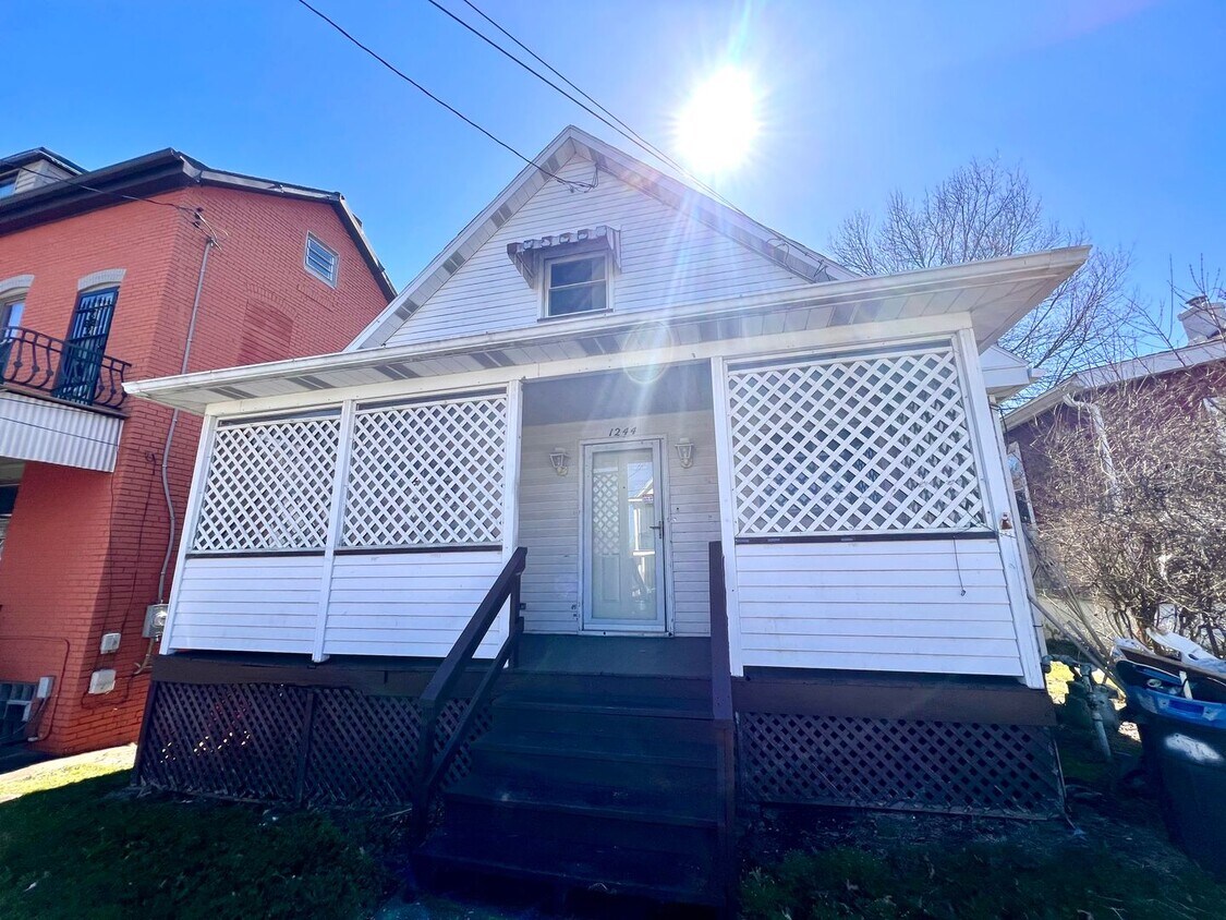 Primary Photo - Recently Renovated - 3 bedroom 2 bathroom ...