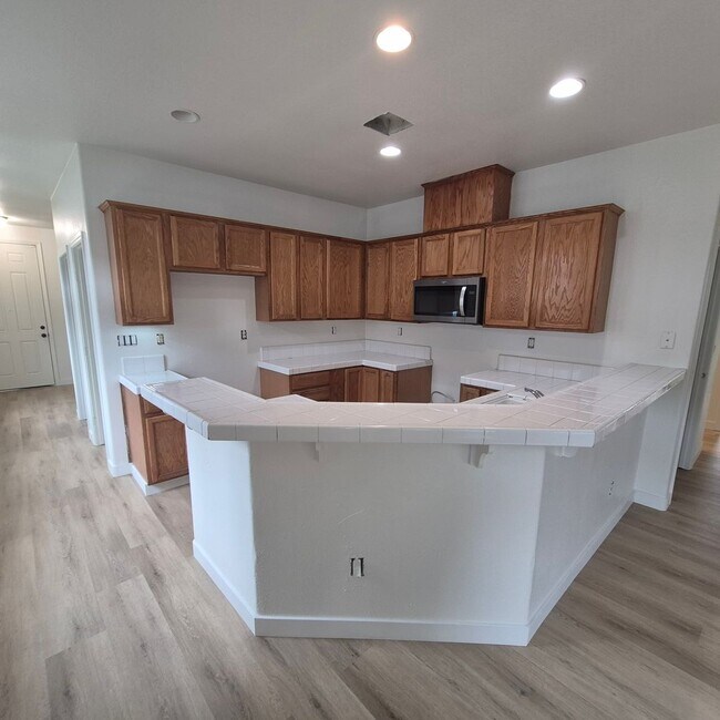 Building Photo - Single story Elk Grove home, 4 bedrooms, 2 baths; nice floor plan