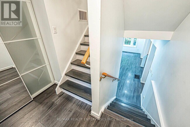 Building Photo - 1033 Ibar Way