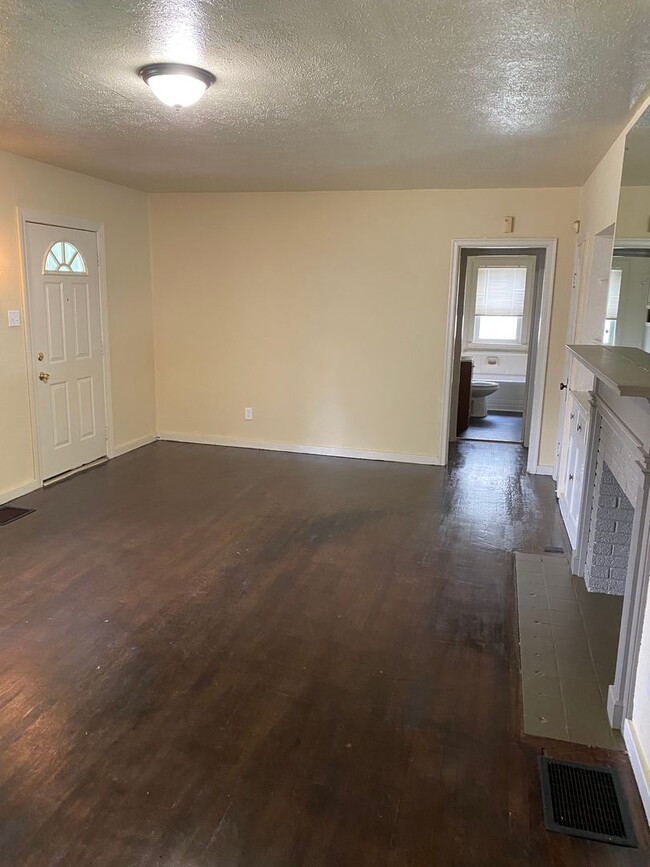 Building Photo - Beautiful 2 Bedroom with Hardwood Floors