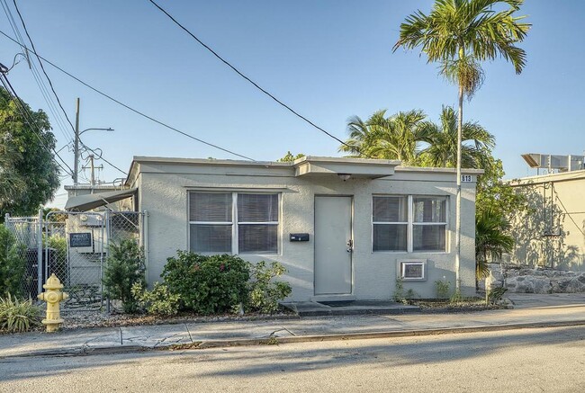 Building Photo - 813 9th Ave N