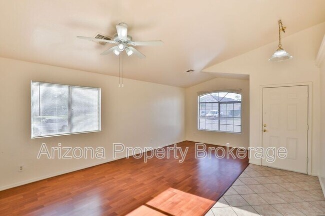 Foto del edificio - 8933 W Catalina Dr