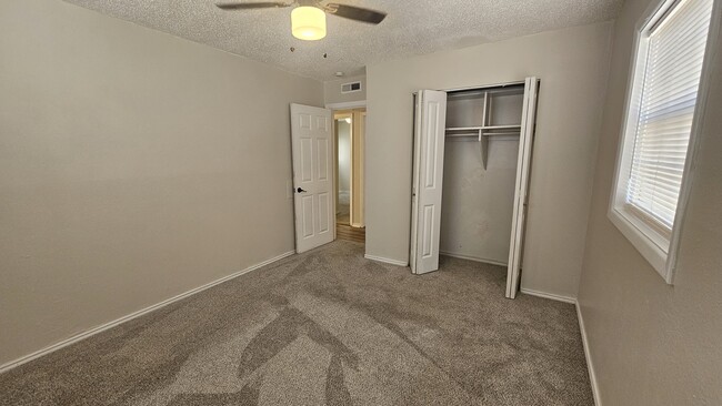 Building Photo - 1006 S Plains Park Dr