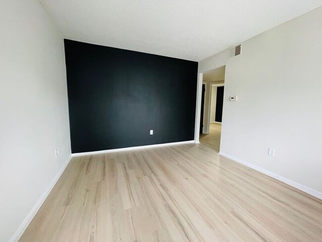 Building Photo - 1406 Magnolia W