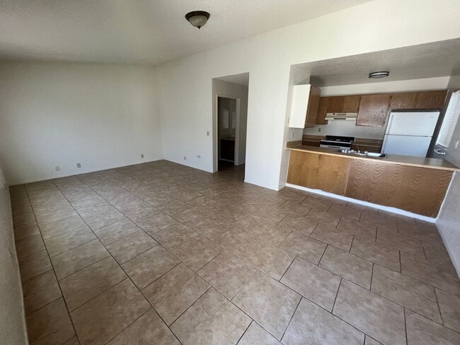 Building Photo - 2 Bedroom 1.5 Bath w Pool
