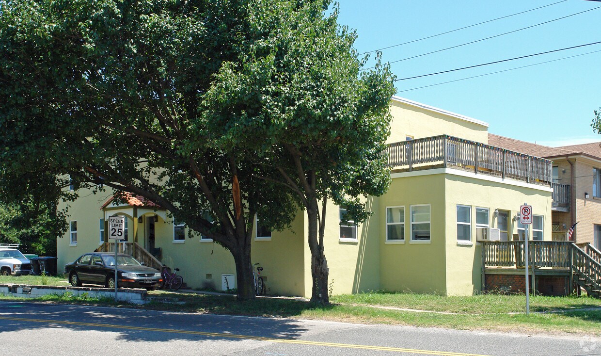 Building Photo - 3200 Holly Rd