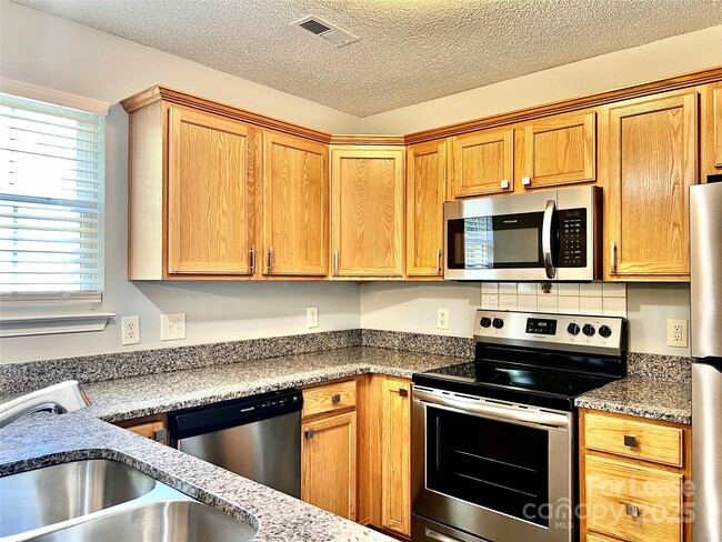 Foto del edificio - 6033 Briggs Dr