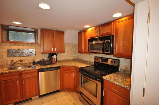 Foto del edificio - Single-Family in South End , In-Unit Washer and Dryer, New Kitchen Appliances