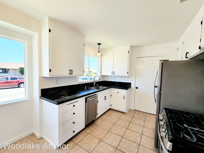Building Photo - 3 br, 2 bath House - 1059 Fiesta Drive