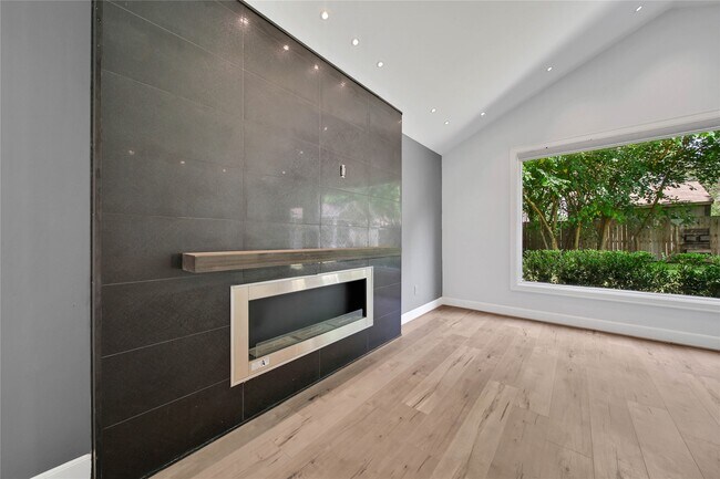 Building Photo - 2206 Saxon Dr