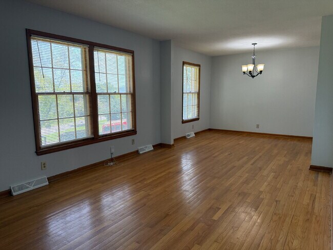 Building Photo - "Discover Comfort and Space: Charming 3-Bed, 2-Bath Home in Huntsville's Heart - 1808 Sq. Ft. of ...