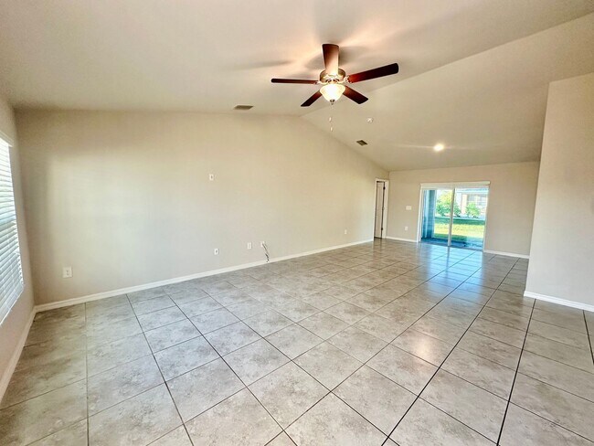 Foto del edificio - Available Now- 4 Bedroom 2 Bathroom NW Cape Coral Home