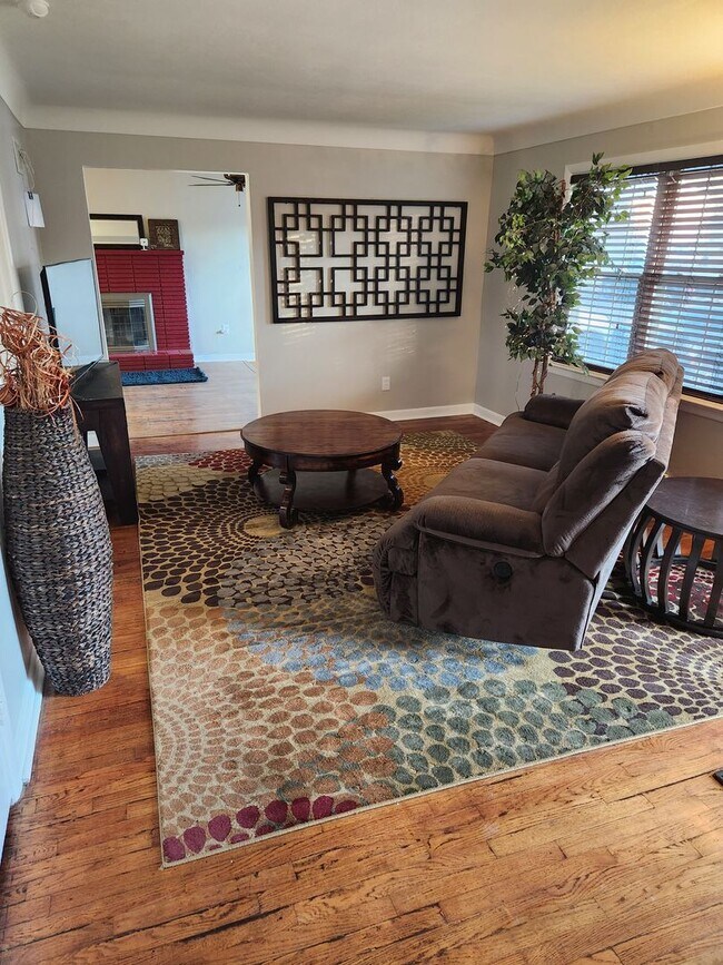 Building Photo - 1 Private Bedroom 1 Shared Bathroom