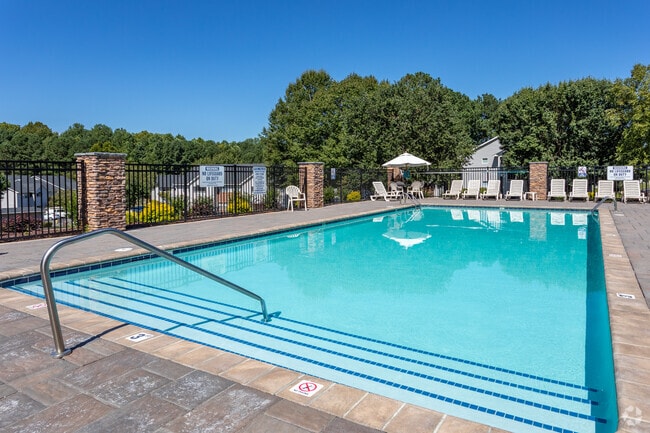 Swimming Pool - Mallard Cove Apartments