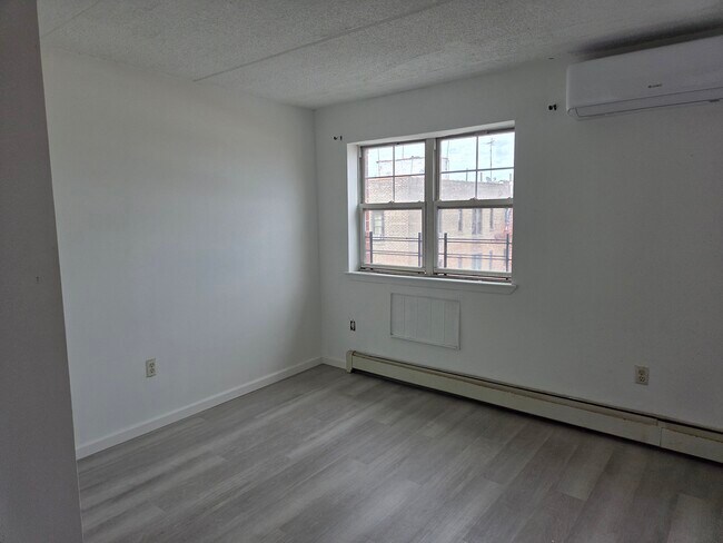 Foto del edificio - 832 Bryant Ave