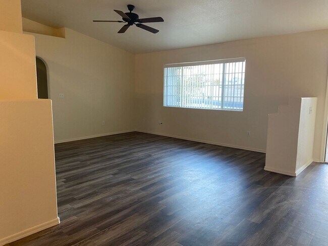 Foto del edificio - 845 Fern Ln