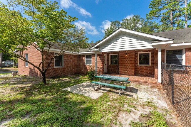 Foto del edificio - 320 Mendenhall Dr