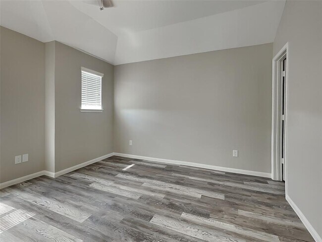 Foto del edificio - 3935 Mossy Spring Ln