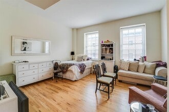 Building Photo - 341 Monmouth St