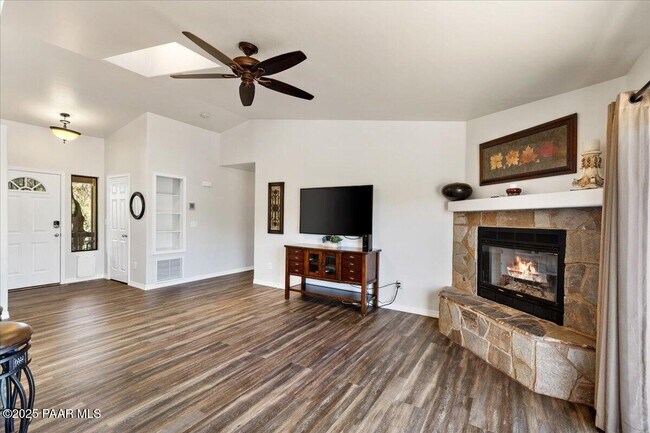 Building Photo - 1844 Foothill Dr