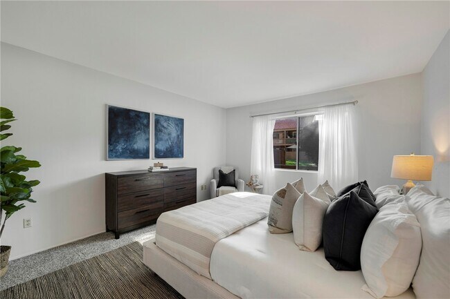 Foto del edificio - 6600 Warner Ave