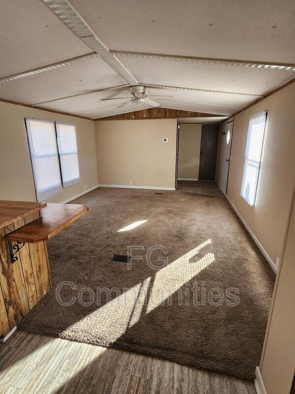 Foto del edificio - 1037 Crystal Blvd