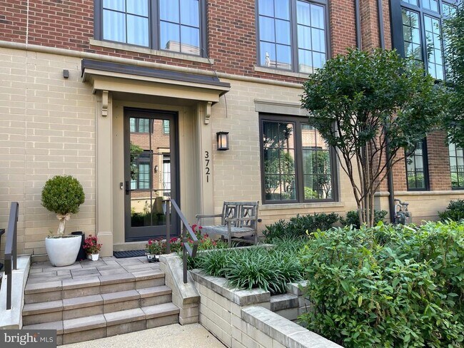 Building Photo - 3721 Chevy Chase Lake Dr