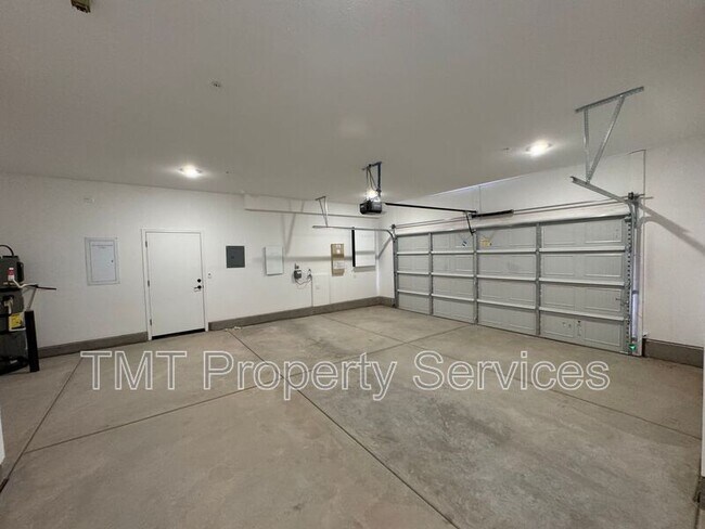Foto del edificio - 5210 Peace Lily Ln