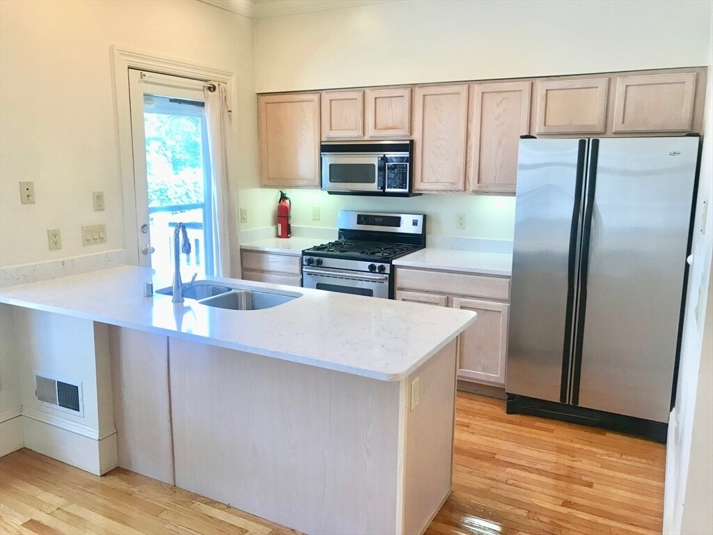 Primary Photo - 10 E Concord St
