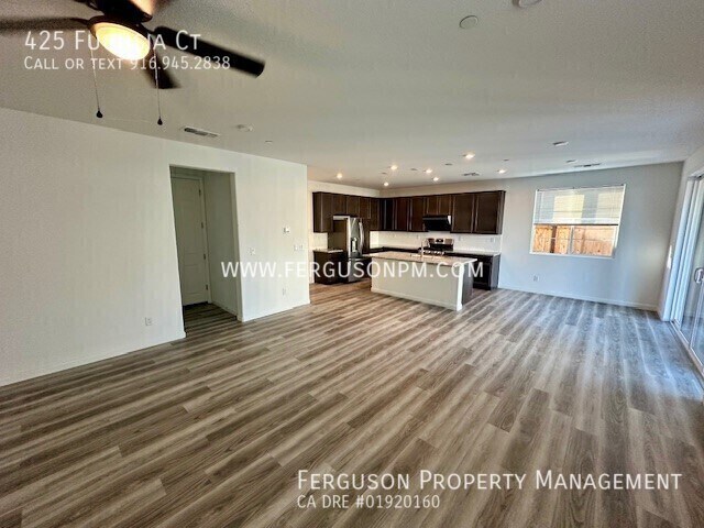 Foto del edificio - 425 Fuchsia Ct