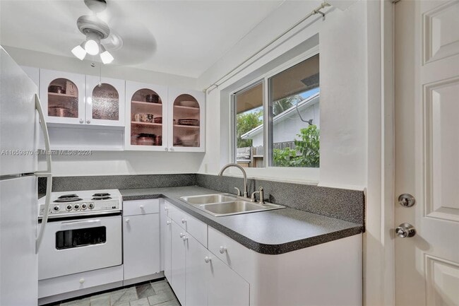 Foto del edificio - 1690 NE 34th Ln