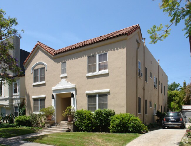 Building Photo - 121 N La Peer Dr