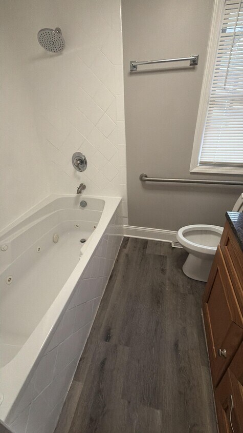 Foto del edificio - 2617 Chevy Chase Dr