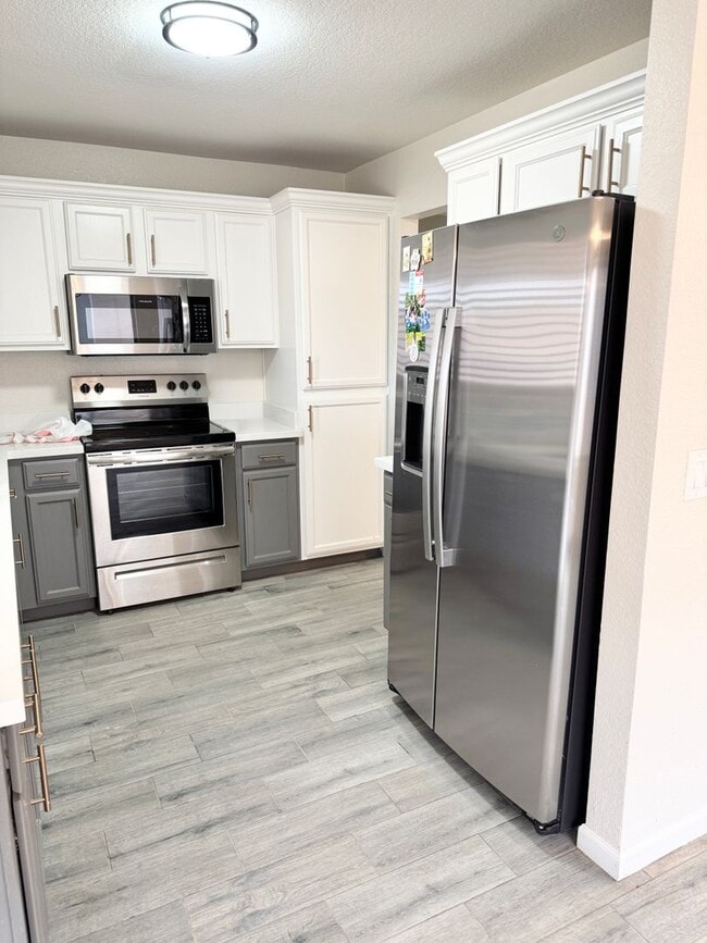 Building Photo - Charming 3 bedroom/2 bath single level hom...