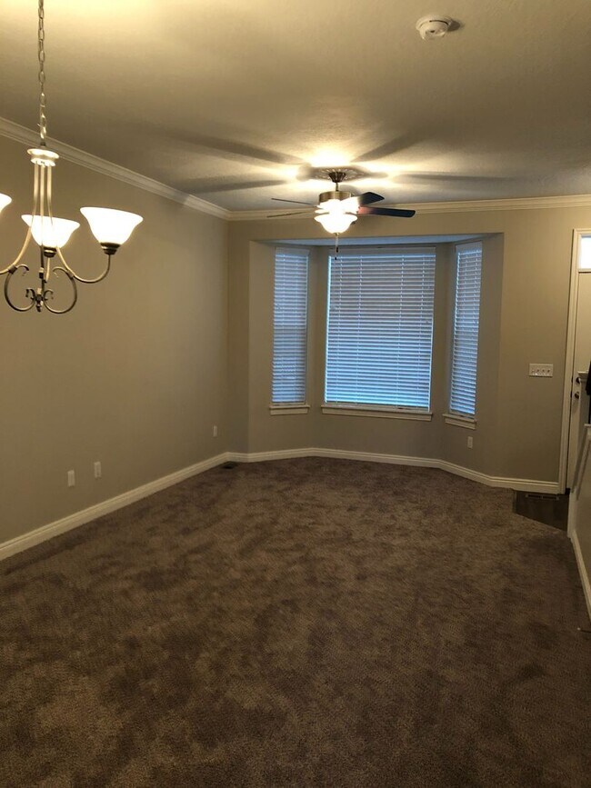 Building Photo - Darling Provo Townhome!