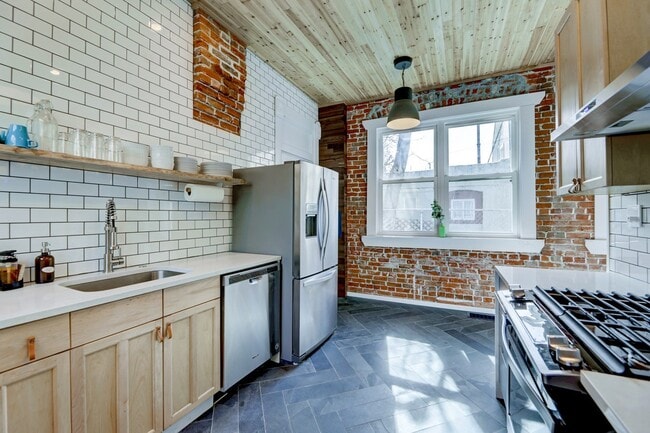 Foto del edificio - 1024 Kalamath St.