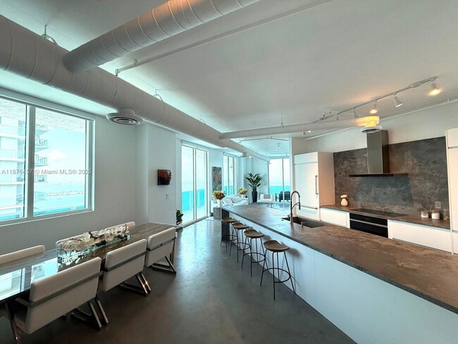 Foto del edificio - 700 NE 25th St