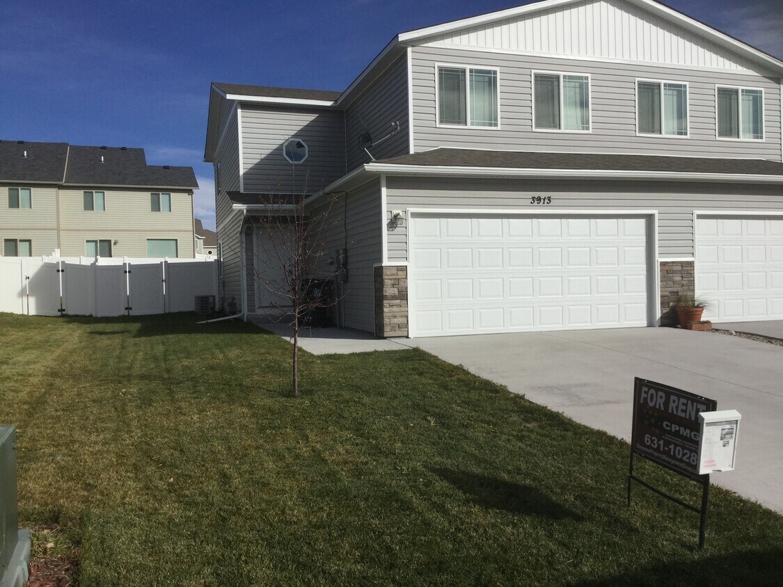 Primary Photo - 3 BEDROOM 2.5 BATHROOM SADDLE RIDGE TOWNHOUSE