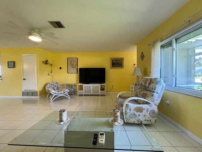 Foto del edificio - $3,300/month ** Short Term / Seasonal - Furnished ** 2 Bed / 1.5 Bath - Lakefront ** Single Famil...