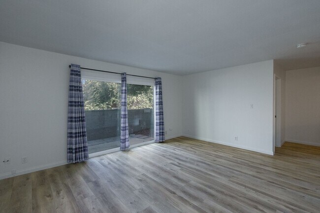 Foto del edificio - 145 Camarillo- LT