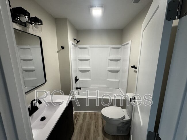 Building Photo - 18 N Gray St